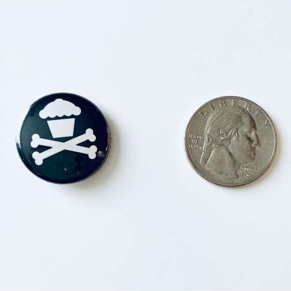 📍 5/$20 Johnny Cupcakes "Logo Crossbones Cupcake” Pin Button - Picture 1 of 2